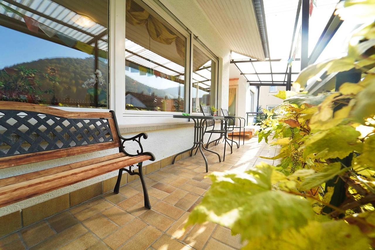 Ferienwohnung Im Haus Lotus Mit Grossem Balkon Und Garten Bad Urach Extérieur photo